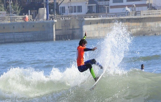 Joven surfista de 15 años, de la etnia rapa nui, buscará quedarse con título internacional en Brasil