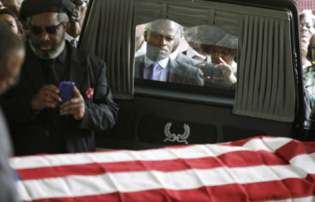 EEUU: Cientos despiden a afroamericano asesinado por policía