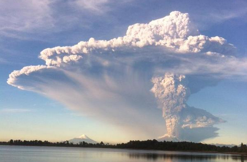 ALERTA ROJA: sorpresiva erupción del volcán Calbuco