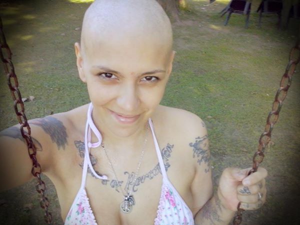 El mensaje de fuerza de una chica con cáncer conmociona en Facebook