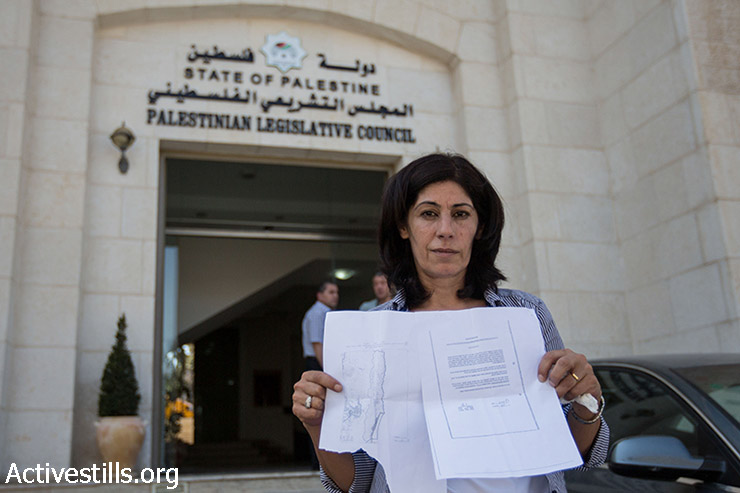 Los soldados israelíes arrestan a una diputada palestina feminista