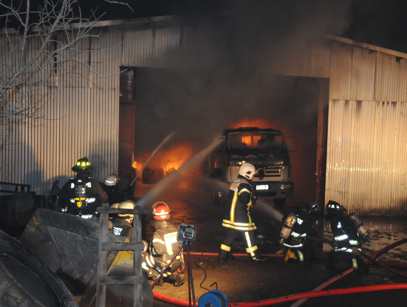 Incendio en galpón deja pérdidas millonarias en Osorno