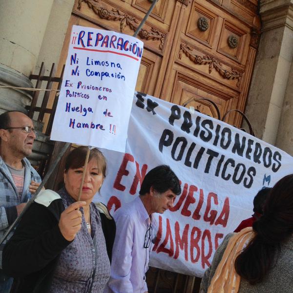 Ahora: Ex presos políticos se toman la catedral de Santiago