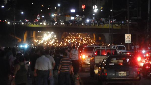 Multitudinaria marcha exige renuncia del presidente de Honduras