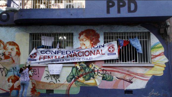 Trabajadores del Hospital Exequiel González Cortés toman la sede del PPD