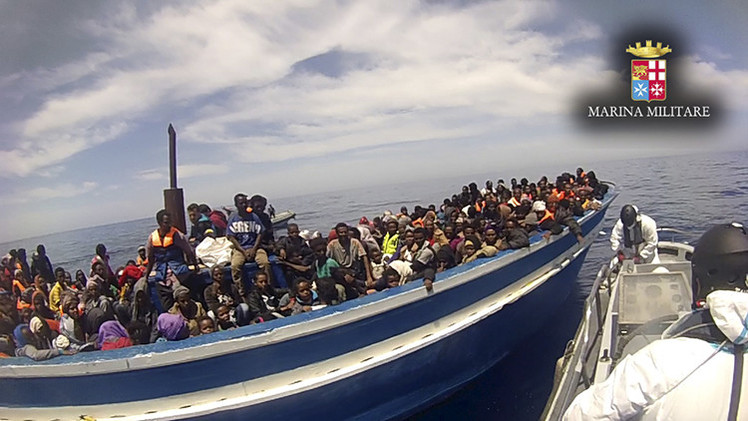 Decenas de inmigrantes caen al mar cuando iban a ser rescatados en Mediterráneo