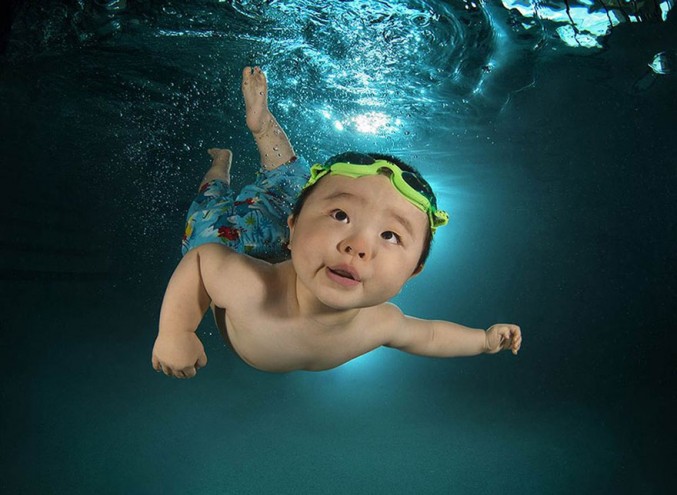 Fotos submarinas de bebés aprendiendo a nadar
