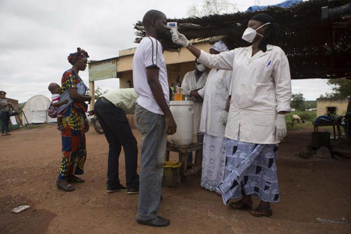 Casos de ébola disminuyen drásticamente, según OMS