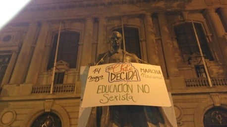 Estudiantes intervienen monumentos en la previa de la próxima movilización nacional del 14 de mayo