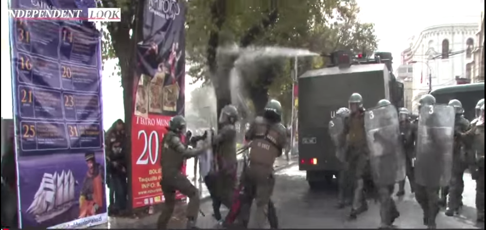 Brutal agresión de carabineros a manifestante en marcha del 21 de mayo