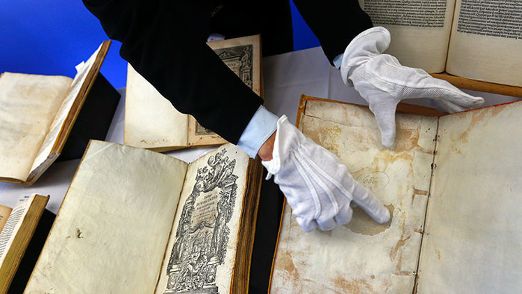 Fotos: Subastan un libro con una misteriosa rueda de oración medieval