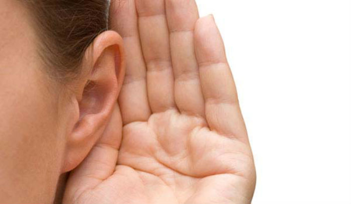 Aprenda cómo sacar la cera de los oídos naturalmente