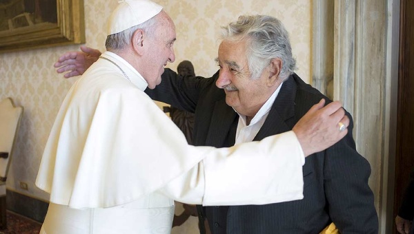 Papa Francisco recibe a Pepe Mujica en el Vaticano