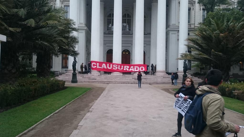 Estudiantes se toman sede del ex Congreso en Santiago