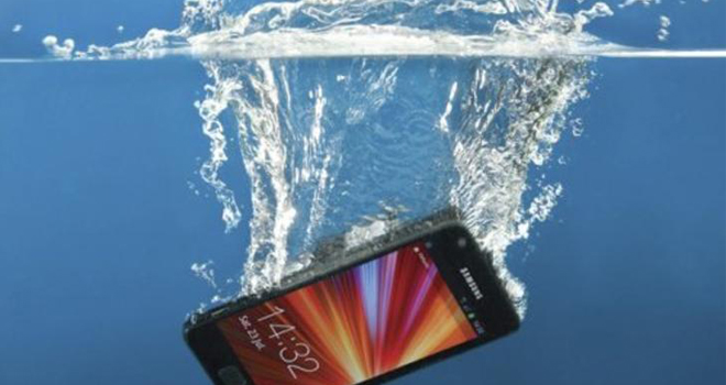 Esto es lo que tienes que hacer para salvar tu celular cuando se cae al agua
