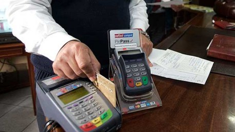 El monopolio (legal) de Transbank no requiere ni coludirse