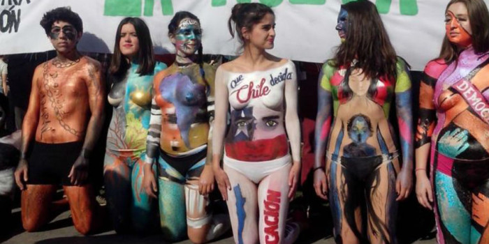 Estudiantes se manifiestan frente a La Moneda con sus cuerpos pintados