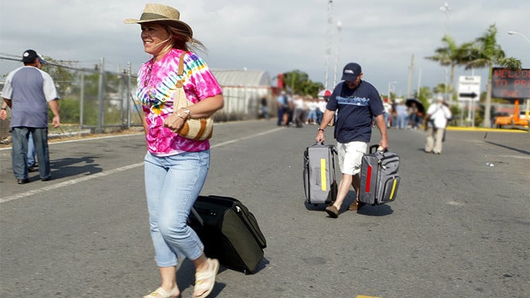 Los puertorriqueños abandonan en masa su país bajo la amenaza de ‘default’