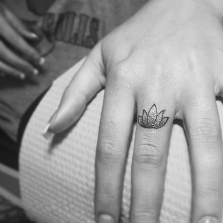 15 tatuajes minimalistas perfectos para lucir en los dedos