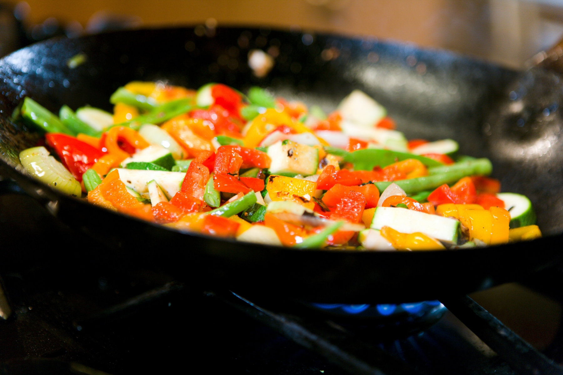 Приготовление жареных овощей. Жарка овощей. Овощи на сковородке. Овощ. Жареные овощи на сковороде.