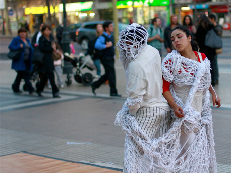 Performance con tejido sorprendió a transeúntes en cuenta regresiva para Knitting Peace