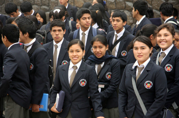 Perú impulsa escuelas de alto nivel para gente humilde