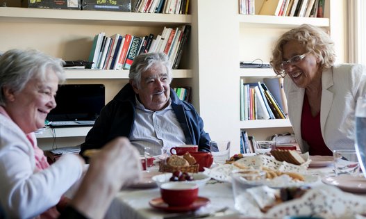 Pepe Mujica visita a Manuela Carmena, nueva alcaldesa de Madrid tras desbancar a la derecha tradicional