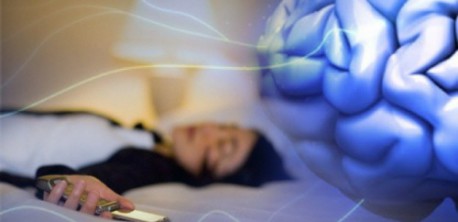 ¿Es malo dormir cerca del móvil?