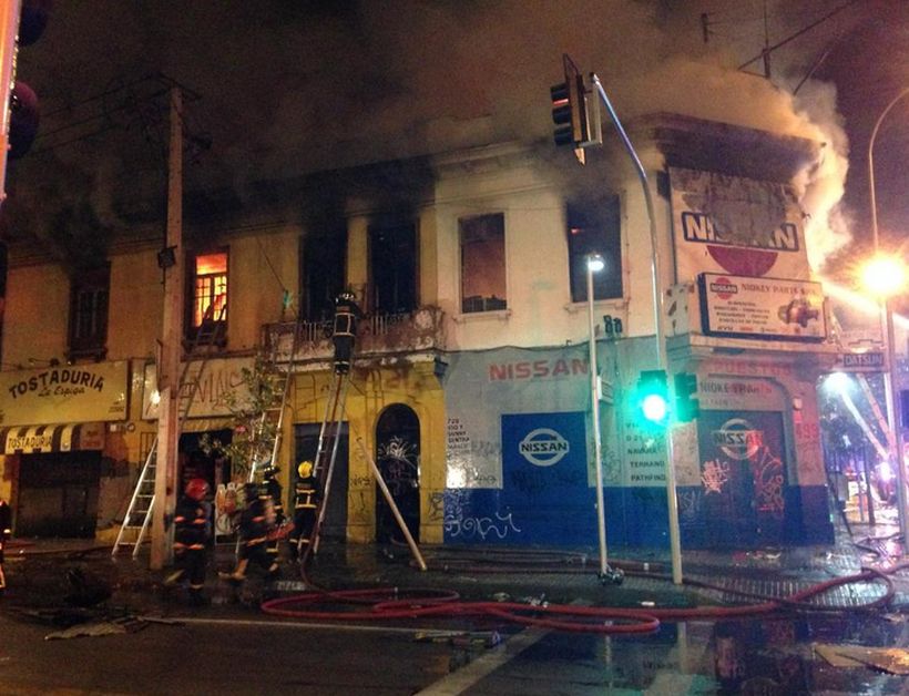 Incendio en el centro de Santiago consume hasta cuatro locales comerciales