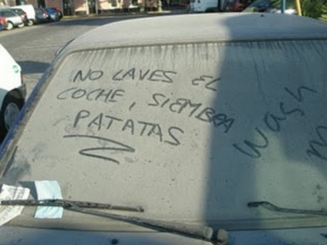 20 mensajes graciosos en parabrisas sucios ¡No les vendría mal una lavada!