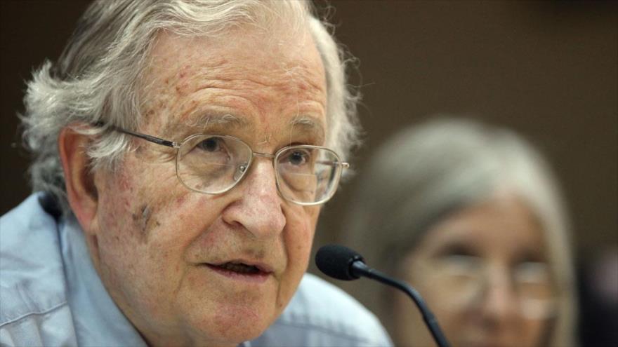 Chomsky: “Obama ha acabado con la presunción de inocencia”