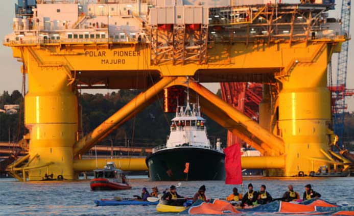Activistas de Greenpeace bloquean barco petrolero de Shell con cientos de kayaks