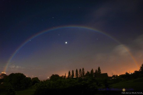 Conoce el asombroso fenómeno del arcoiris lunar