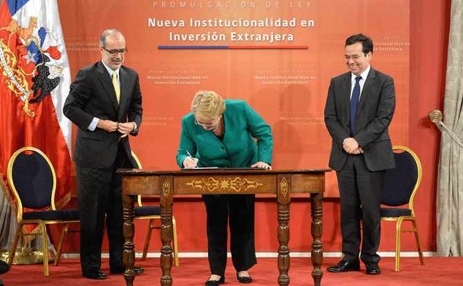 Bachelet promulga nueva ley para atraer más inversiones extranjeras