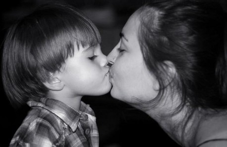 «Por favor, no les pidan besos a mis hijos»