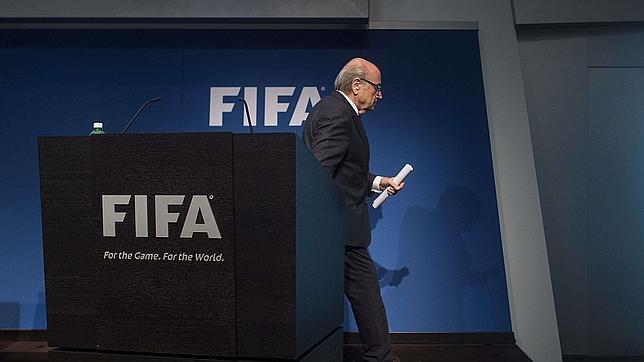 Blatter tira el mantel y renuncia a la FIFA