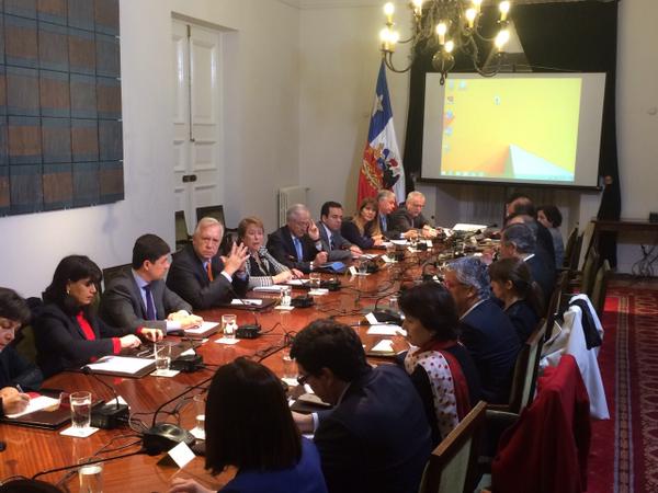 Pese a desaceleración económica, Bachelet reitera que cumplirá los compromisos de su gobierno