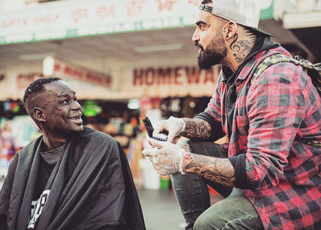 Este Barbero Corta El Pelo Gratis A Los Indigentes Mientras Lucha Contra Su Propia Adicción
