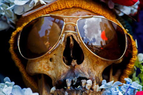 24 Cráneos y esqueletos de ritos mortuorios de alrededor del mundo