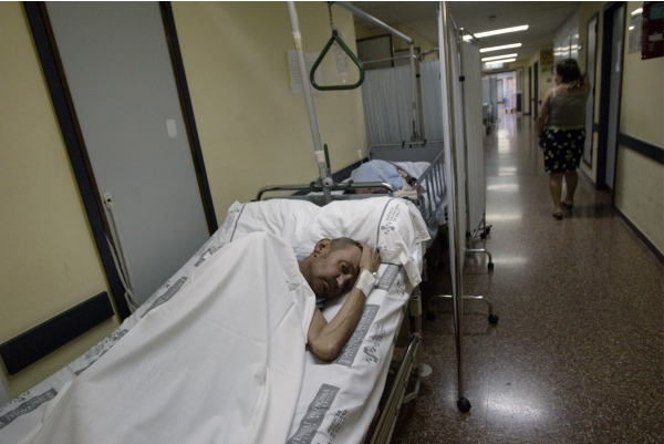 Encuesta IPSUSS: 36% de pacientes Fonasa no se hospitalizó por falta de camas