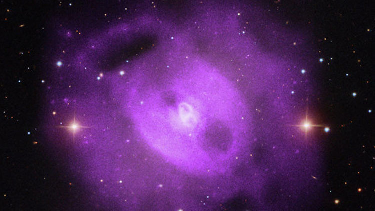 Astrofísicos observan erupción de gigantes burbujas en un agujero negro supermasivo