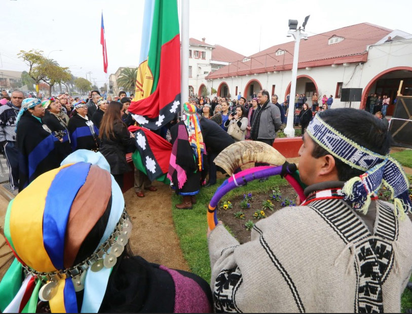 Municipio de San Antonio no es colonialista ni conservador: hoy enarboló la bandera mapuche