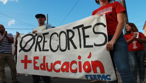 Puerto Rico en huelga ante cierre de escuelas por escasez