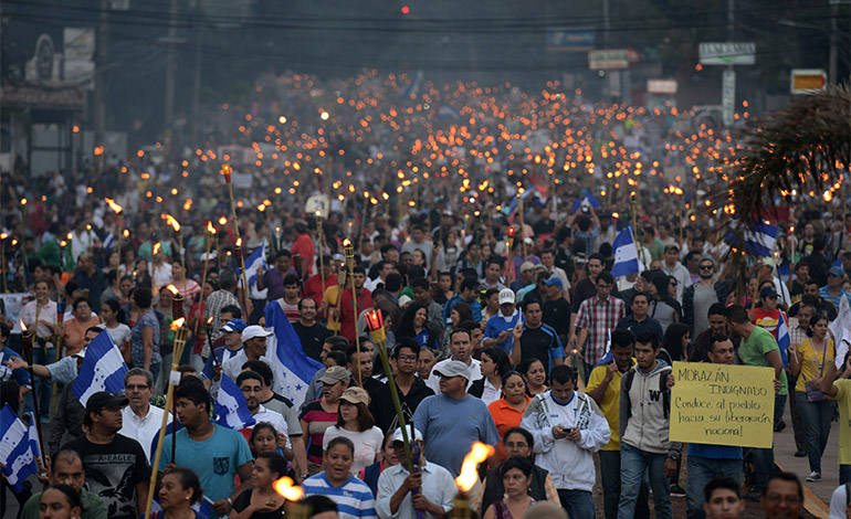 Hondureños hacen Marcha de las Antorchas contra la corrupción