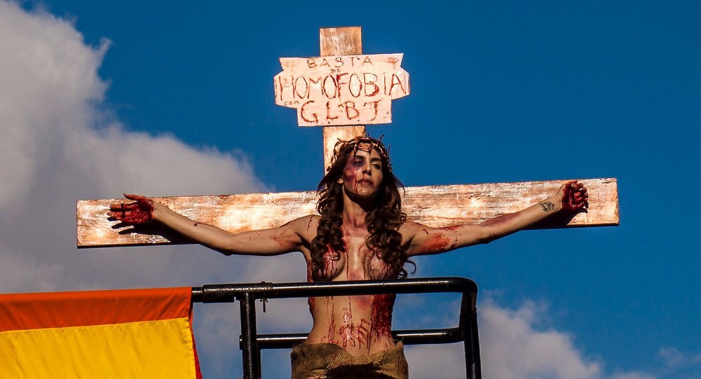 Obispos de Brasil condenan uso de símbolos religiosos en el Desfile LGBT de Sao Paulo