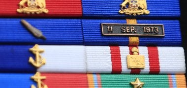 Ministro Gómez confiesa que “en unas semanas” resolverá uso de medallas en las Fuerzas Armadas