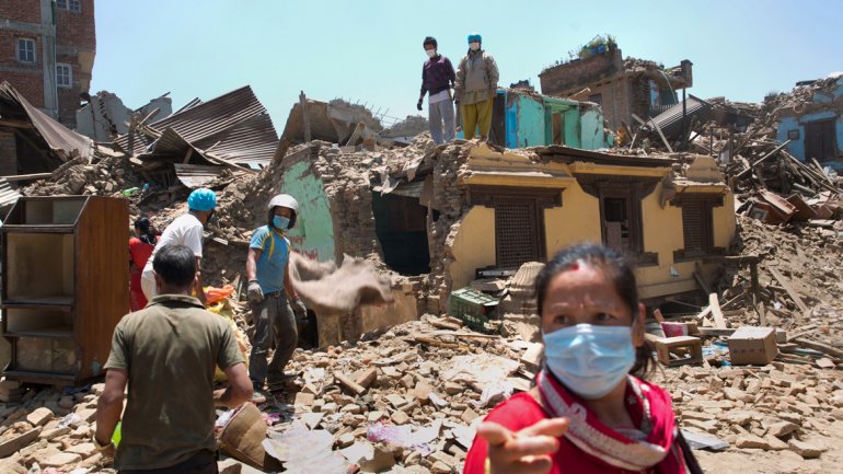 Aumenta tráfico de personas y especulación tras sismo en Nepal