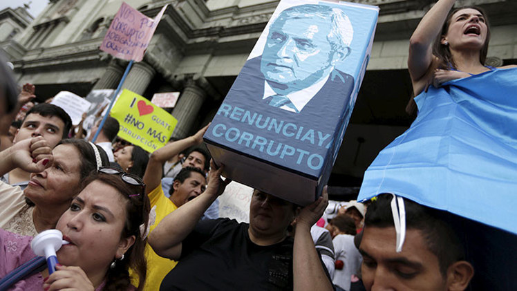 Guatemaltecos presentan acciones penales para investigar al presidente Pérez Molina