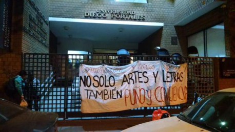 Estudiantes de la UDP mantienen tomada la Facultad de Comunicación y Letras