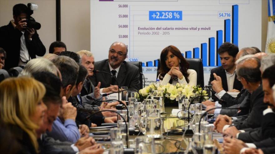 Argentina anuncia un aumento del 28,5% del salario mínimo